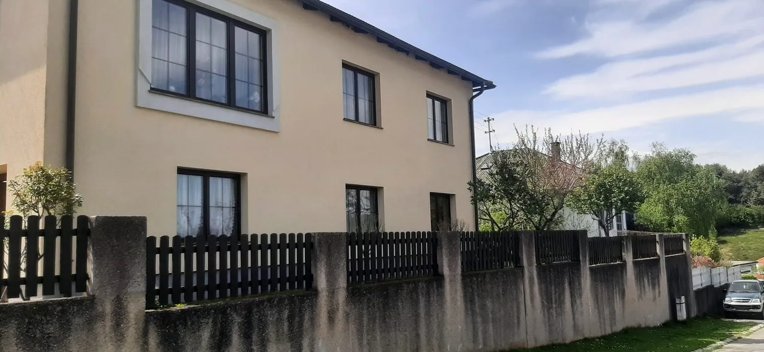 Dieselbe Hausfassade nach der Reinigung, der Putz ist wieder hell